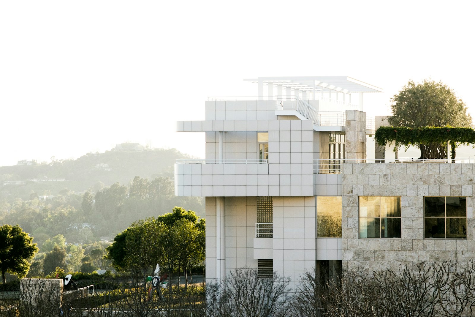 Persona caminando en una calle de Bogotá al amanecer